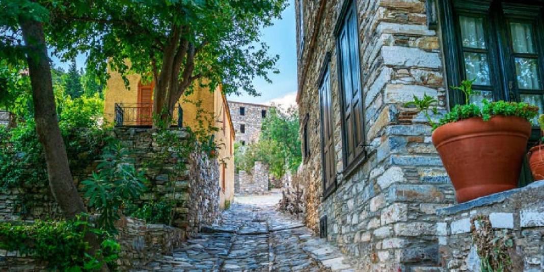 Burada zaman çok yavaş akıyor! Taş konakları, Rum mimarisi büyülüyor: Denize çıkan sokakları başka bir dünyaya götürüyor 4